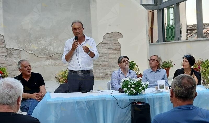 Caulonia accoglie l’autore Giuseppe Gervasi: successo per la presentazione del libro “Ho sognato la mia terra”