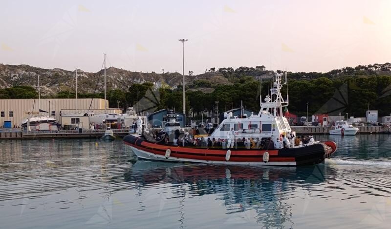 Nuovo sbarco a Roccella Jonica e Reggio Calabria, soccorse 300 persone – Video