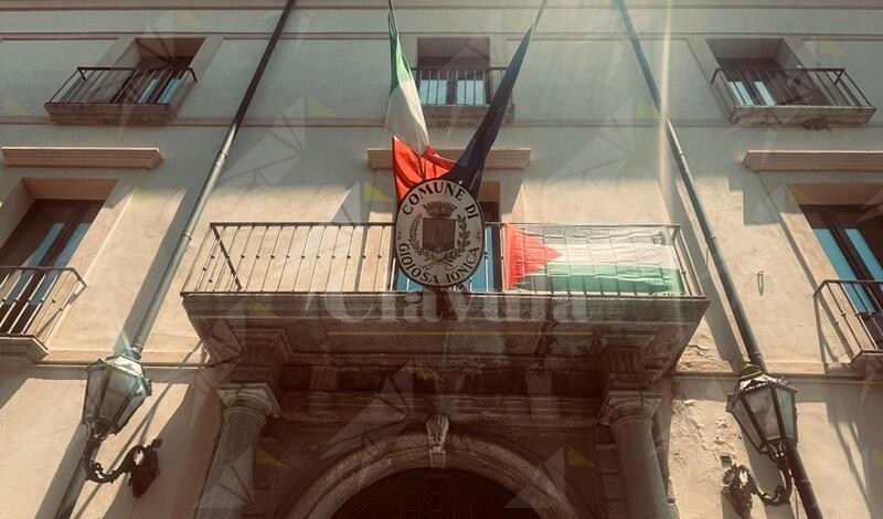 La bandiera della Palestina sventola anche sul Municipio di Gioiosa Ionica. Il sindaco: “Non possiamo tacere”