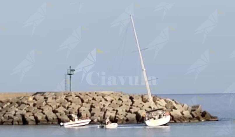Barche incagliate all’imbocco del porto di Roccella Jonica: i diportisti lanciano l’allarme sicurezza