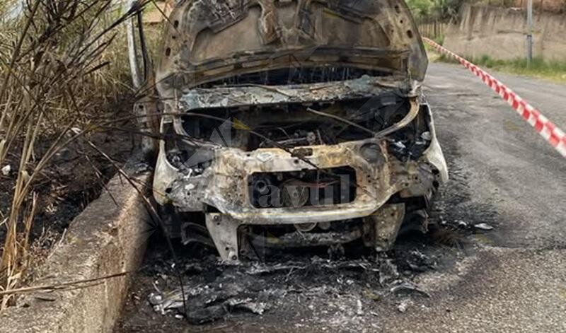 Incendio a Campo Calabro distrugge il nuovo scuolabus comunale, danni per 60.000 euro