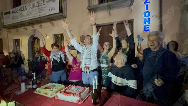 Cinquefrondi, una piazza pienissima abbraccia il sindaco Conia e la sua amministrazione