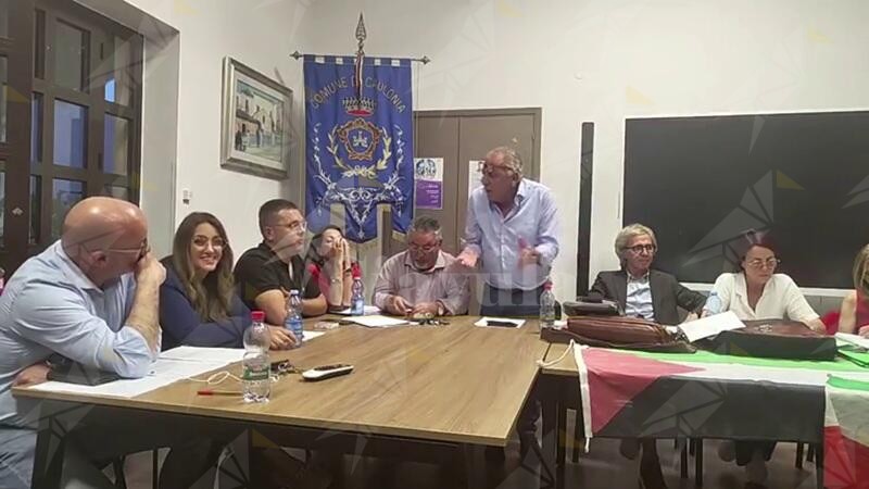 Caulonia, Riccio: “Caraffa è stata candidata l’ultimo giorno e non faceva parte dei due movimenti che componevano la lista”. Caraffa: “Lei non è stato eletto ed è qui” – video