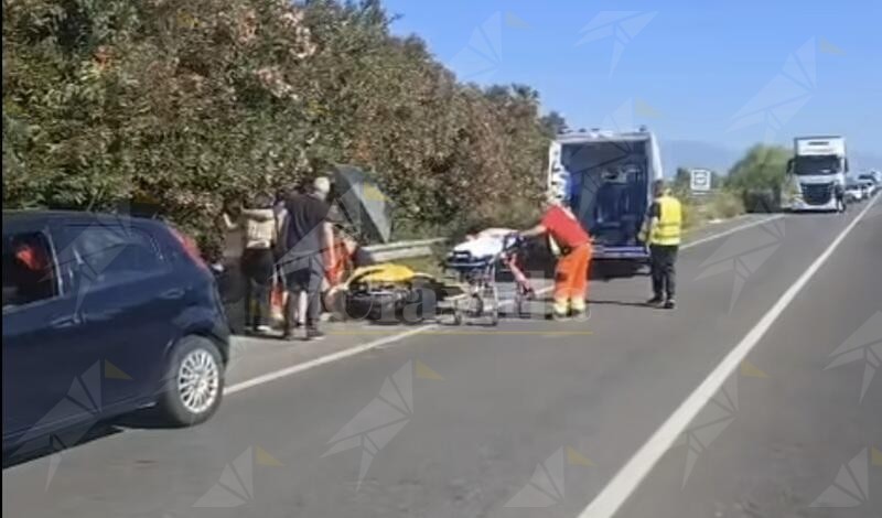 Scontro fra una moto e un furgone sulla SS106: interviene l’elisoccorso