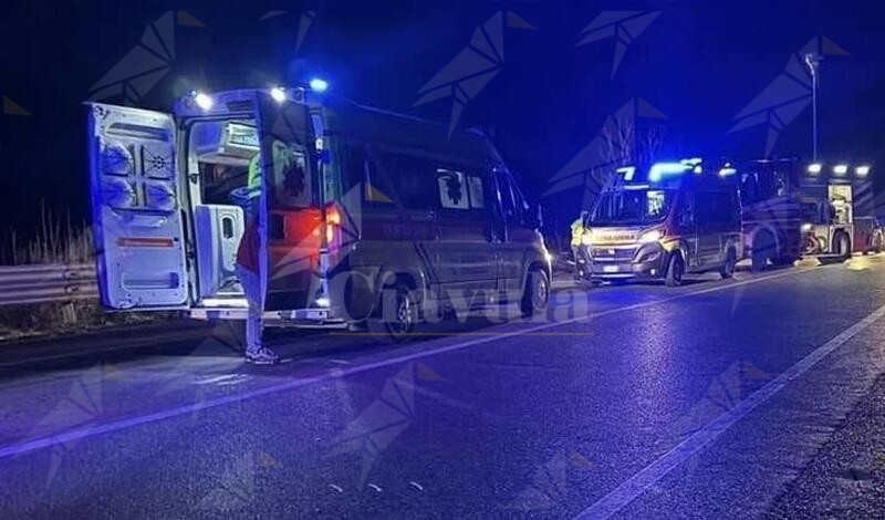 Tragico scontro sulla SS106, perde la vita un motociclista