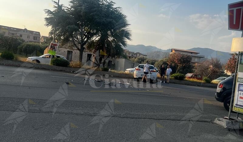 Scontro fra due auto sulla Statale 106 a Marina di Gioiosa Ionica