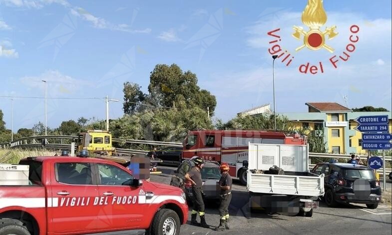 Scontro fra un furgone e un’auto sulla SS106: quattro persone coinvolte, un ferito