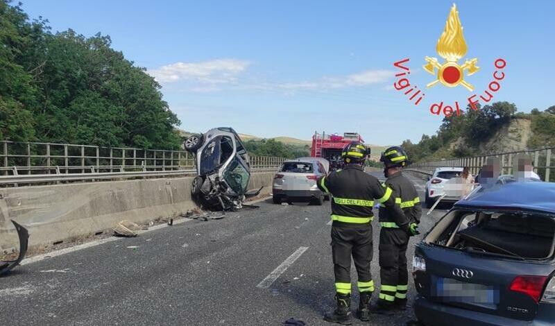 Doppio incidente sulla SS280 “dei Due Mari”: otto feriti tra cui un bambino