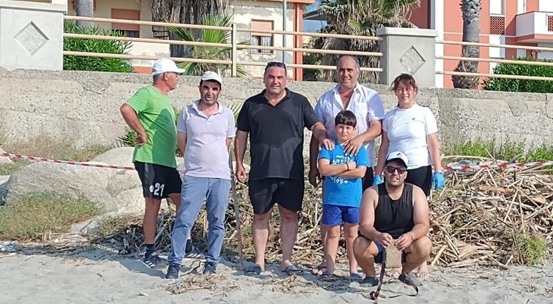 Monasterace dà esempio di civiltà: spiaggia ripulita grazie al lavoro congiunto di associazioni e cittadini