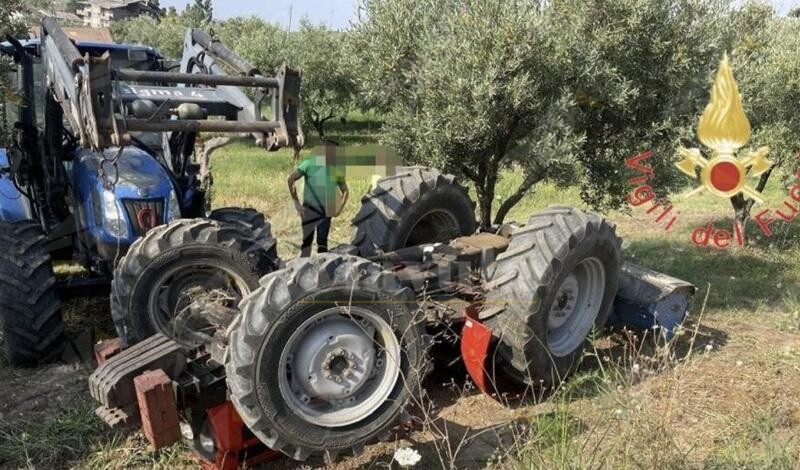 Calabria, si ribalta col trattore mentre lavora in campagna: è grave