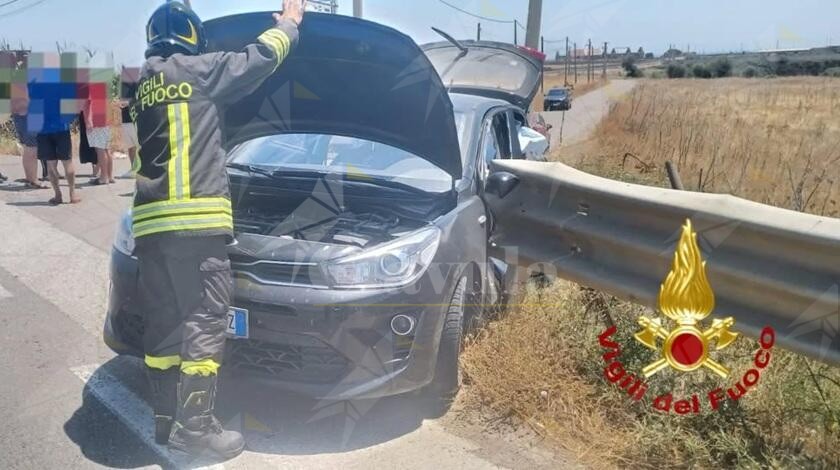 Ancora un incidente sulla SS106: tre auto coinvolte. I Vigili del Fuoco salvano una donna incastrata tra le lamiere