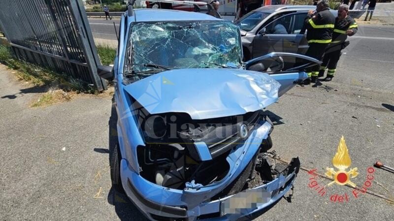 Violento scontro fra due auto sulla SS106: tre feriti, grave uno dei conducenti