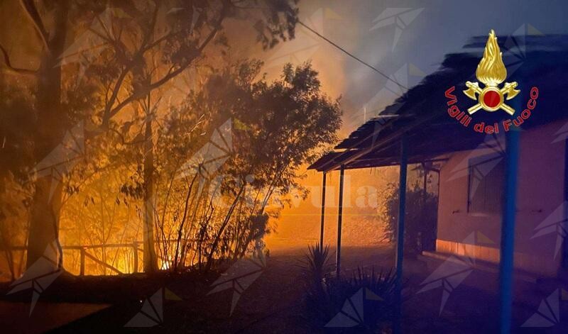 Incendi nel Vibonese: evacuate abitazioni e hotel, fiamme anche a Nicotera e Ricadi