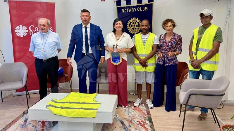 Rotary e Prefettura di Reggio consegnano 150 giubbotti catarifrangenti alla Caritas di Locri-Gerace