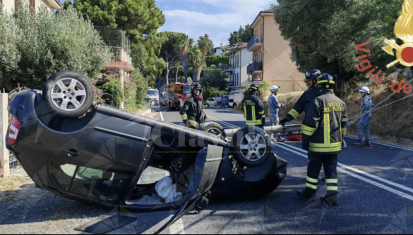 Incidente sulla SS106 a Copanello: auto finisce contro un palo della luce e si ribalta