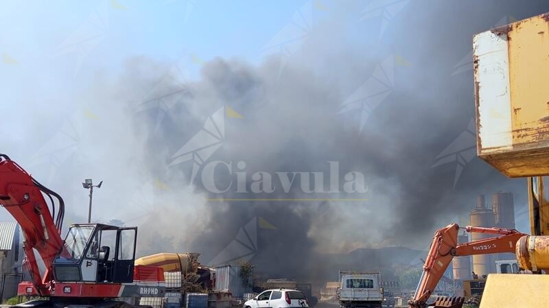 Incendio in corso a Caulonia Marina