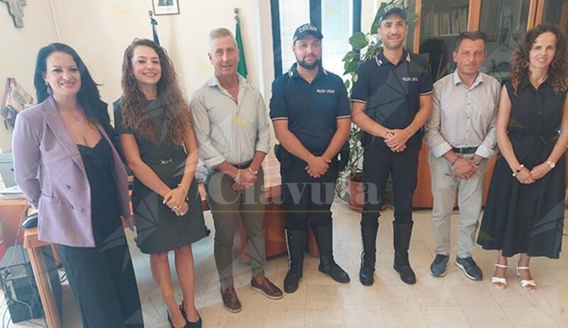 Il sindaco Biasi di Taurianova da il benvenuto ai 2 nuovi agenti della Polizia Locale