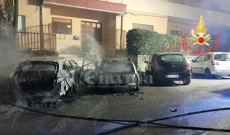Incendio nella notte a Lamezia Terme: distrutte sei auto e una moto, non si esclude il dolo