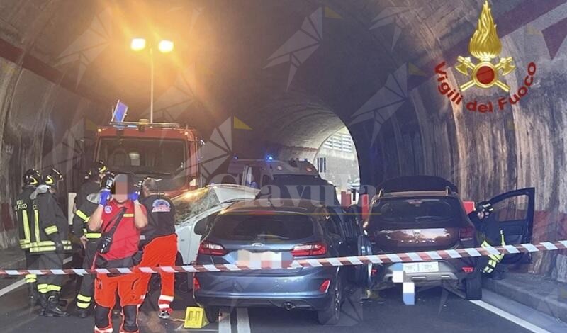 Scontro fra quattro auto sulla SS107: tre feriti e traffico in tilt