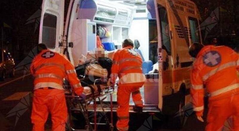 Scontro tra un’auto ed una moto sulla statale 106, ferito gravemente il centauro