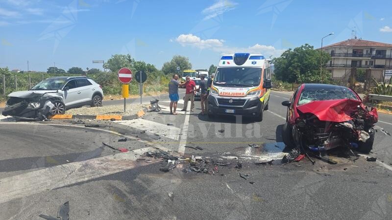 Ennesimo scontro sulla SS106: coinvolte due auto, interviene l’elisoccorso