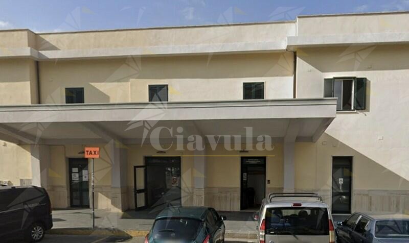 Crolla parte del tetto nella sala d’attesa della stazione di Rossano, nessun ferito