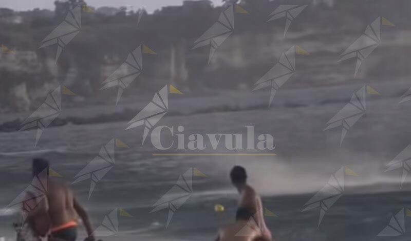 Tromba marina a Tropea: piccolo vortice sorprende i bagnanti – VIDEO