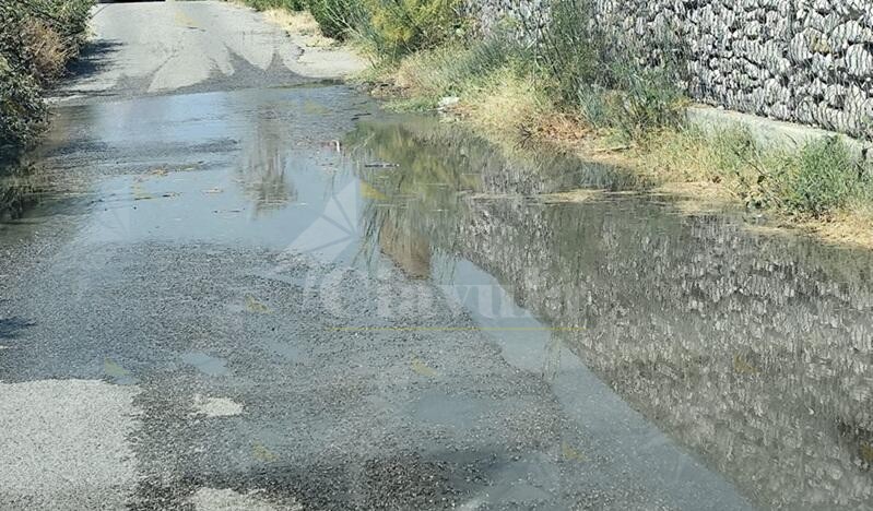 Fogna a cielo aperto in via Porto delle Grazie a Caulonia