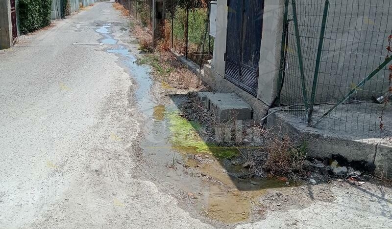 Fogna a cielo aperto a Vasì di Caulonia: i residenti chiedono interventi urgenti