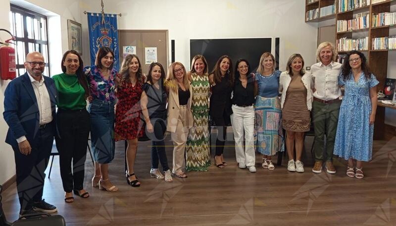 Stabilizzati 8 assistenti sociali nell’ATS di Caulonia. L’amministrazione comunale: “Un investimento condiviso per il benessere delle comunità”
