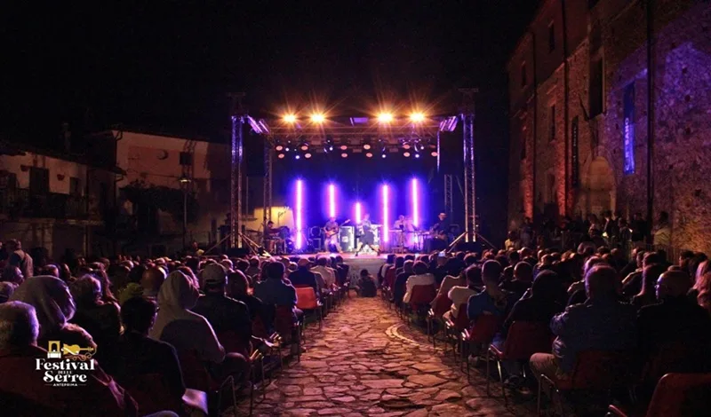 “Lasciati stupire”: dal 2 settembre torna a Cerisano il Festival delle Serre “Lasciati stupire”: dal 2 settembre torna a Cerisano il Festival delle Serre