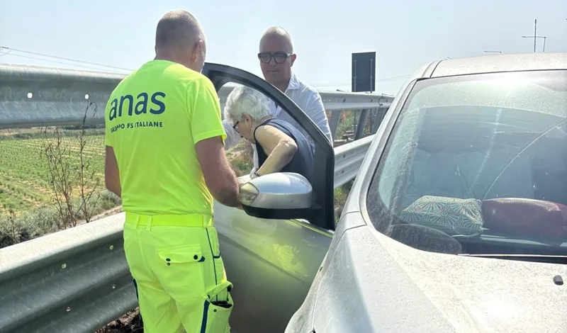 Auto in panne sulla SS534 in Calabria: ANAS soccorre un’anziana in difficoltà insieme al figlio Auto in panne sulla SS534 in Calabria: ANAS soccorre un’anziana in difficoltà insieme al figlio