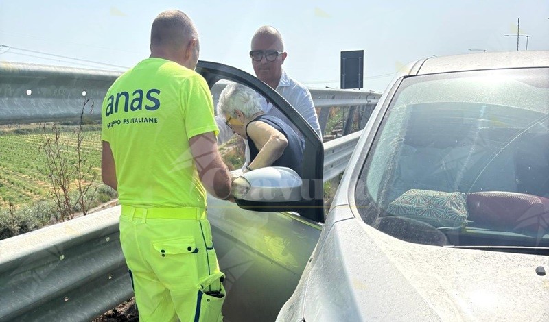 Auto in panne sulla SS534 in Calabria: ANAS soccorre un’anziana in difficoltà insieme al figlio