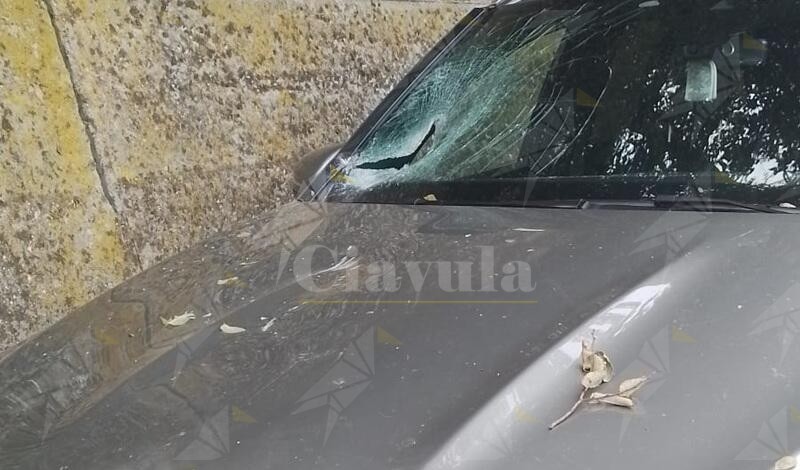 Masso si stacca dalla scarpata e colpisce l’auto di turisti a Caulonia centro