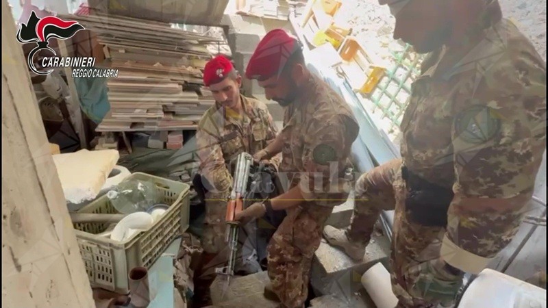 Rinvenuto e sequestrato un AK-47 a Marina di Gioiosa Ionica Rinvenuto e sequestrato un AK-47 a Marina di Gioiosa Ionica