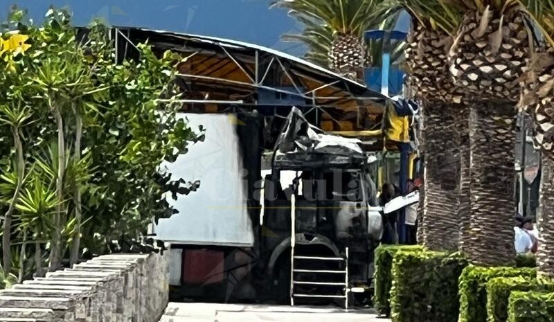 Incendio sul lungomare di Roccella Jonica, in fiamme il camion (biglietteria) dell’autoscontro Patruno