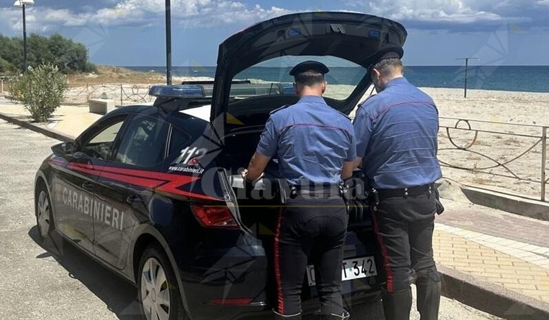 Controlli ai lidi balneari della Locride, chiusa un’attività abusiva. Denunciate 6 persone per altre irregolarità, multe per 14 mila euro