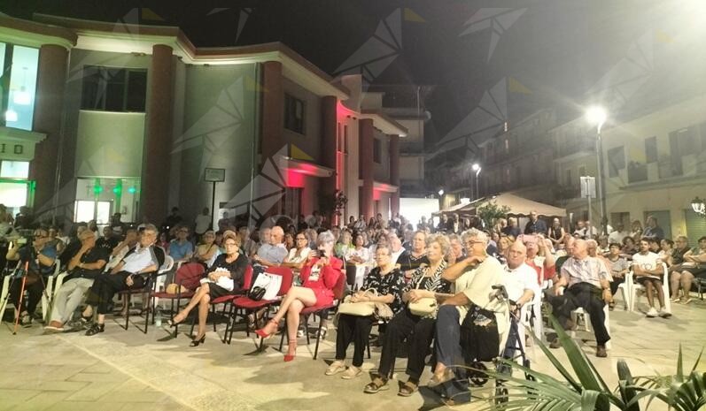 Grande partecipazione ed emozione a Cinquefrondi per la serata di intitolazioni in memoria di Pippo Tropeano e Raffaele Manferoce