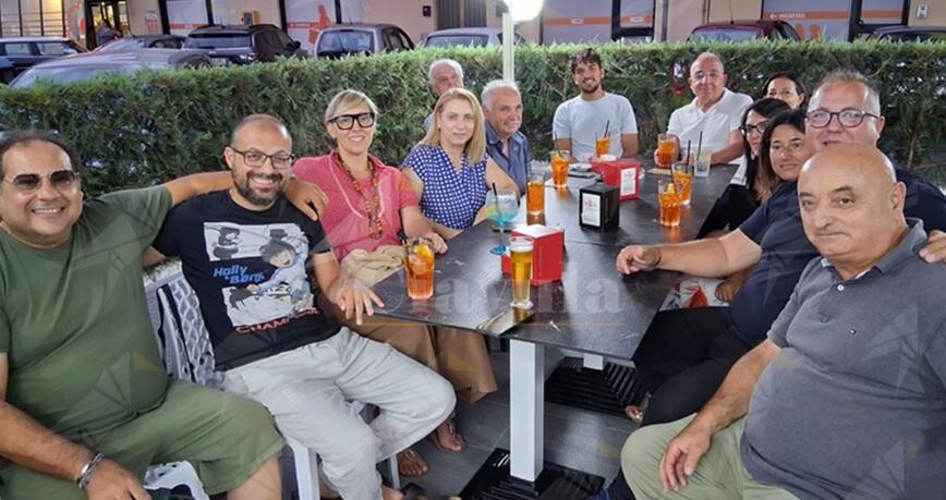 Foto del giorno: Caulonia, 4 amici al bar