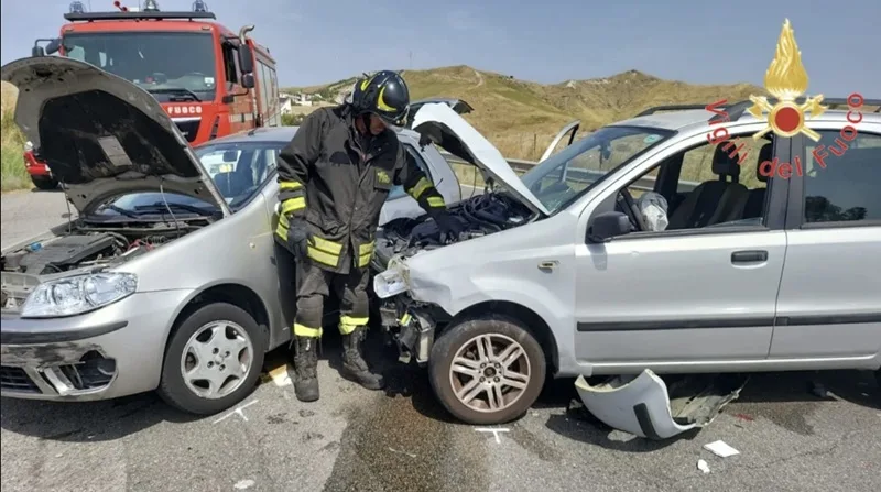 Scontro fra due auto a Catanzaro: tre persone restano intrappolate tra le lamiere Scontro fra due auto a Catanzaro: tre persone restano intrappolate tra le lamiere