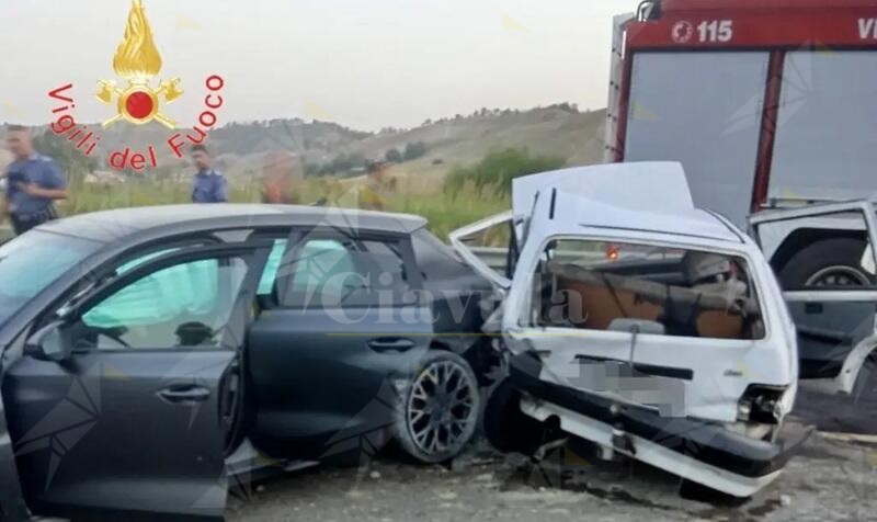 Incidente stradale a Catanzaro, tre feriti Incidente stradale a Catanzaro, tre feriti