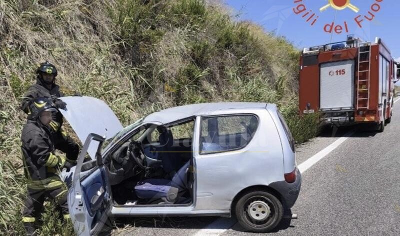 Incidente a Catanzaro: perde il controllo dell’auto e si ribalta sulla rampa per la SS106 Var/A