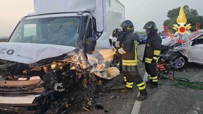 Quattro veicoli coinvolti in un incidente sulla ss 106, tre feriti Quattro veicoli coinvolti in un incidente sulla ss 106, tre feriti