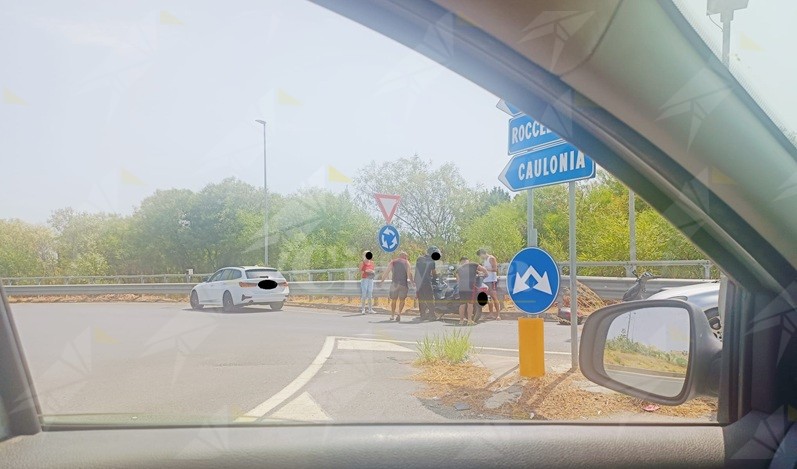 Incidente stradale alla rotonda di Canne di Caulonia