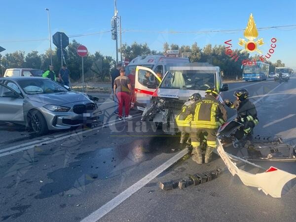 Incidente sulla statale 106, due persone ferite