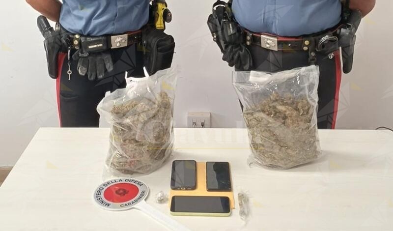 Inseguimento sulla SS106: non si ferma all’alt dei carabinieri e lancia 1kg di marijuana dal finestrino
