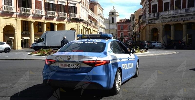 Minaccia e perseguita un commerciante, disposto il divieto di avvicinamento