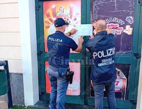 Sequestrata una sala giochi abusiva nei locali della stazione ferroviaria di Soverato