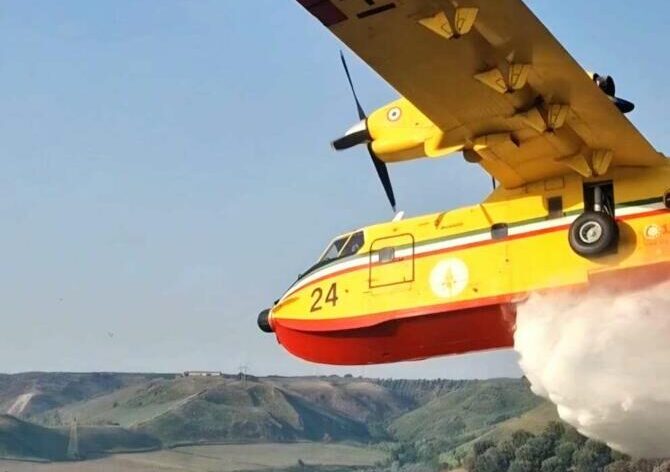 Incendi in Calabria, nelle ultime ore 150 interventi dei Vigili del fuoco Incendi in Calabria, nelle ultime ore 150 interventi dei Vigili del fuoco