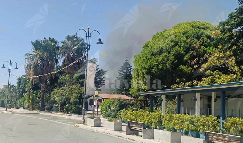 Incendio sul lungomare di Caulonia Marina – VIDEO